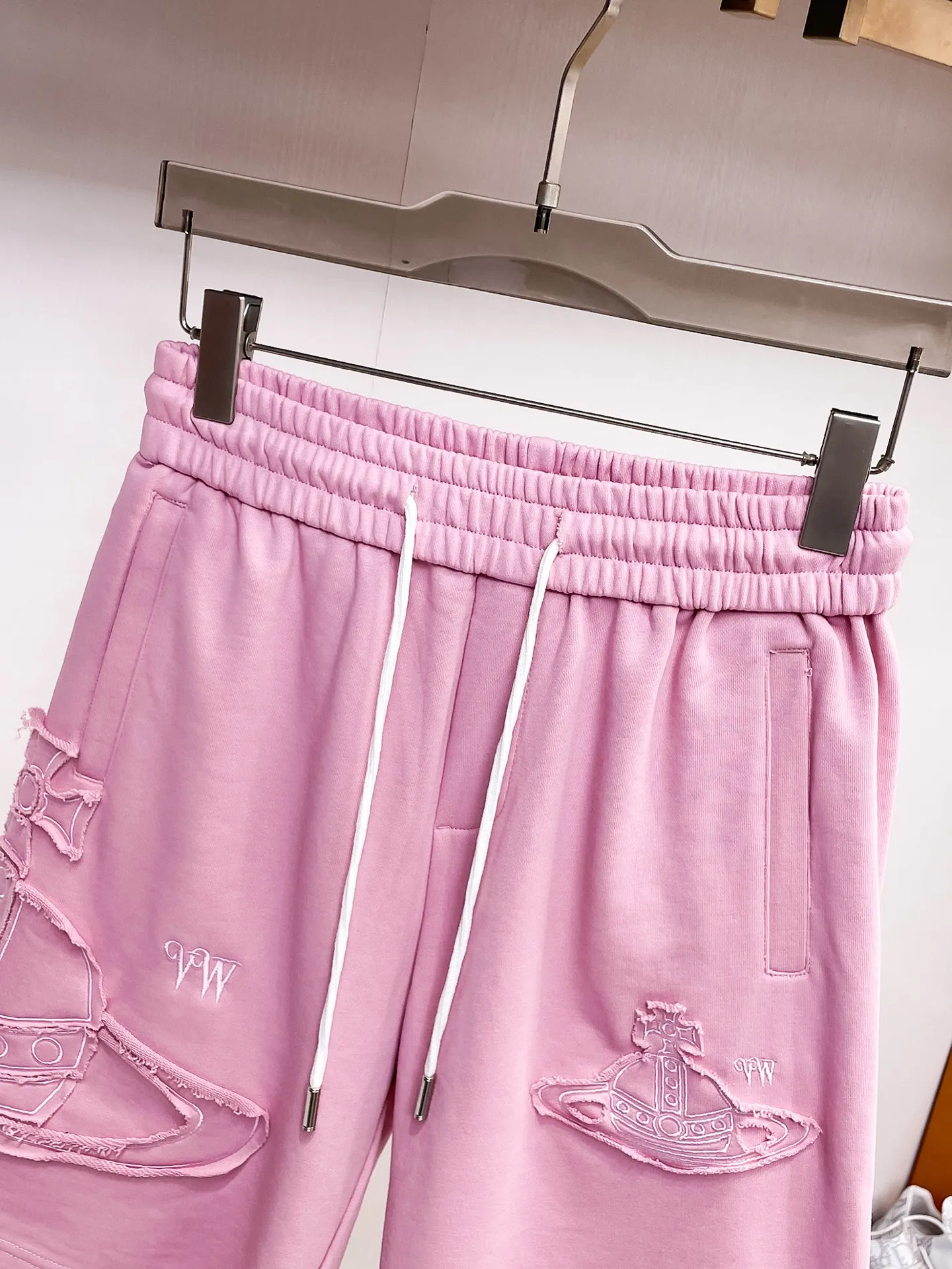 The Queen Mother's three-standard complete 2026 summer New Arrival men's casual shorts, advanced custom-made fabric Breathable fabric, Breathable elasticity and comfort, impeccable details, top-grade accessories, original logo design concept, delicate and soft feel! The upper body fit is awesome! Size: M-XXXL Please state your height and weight when ordering
